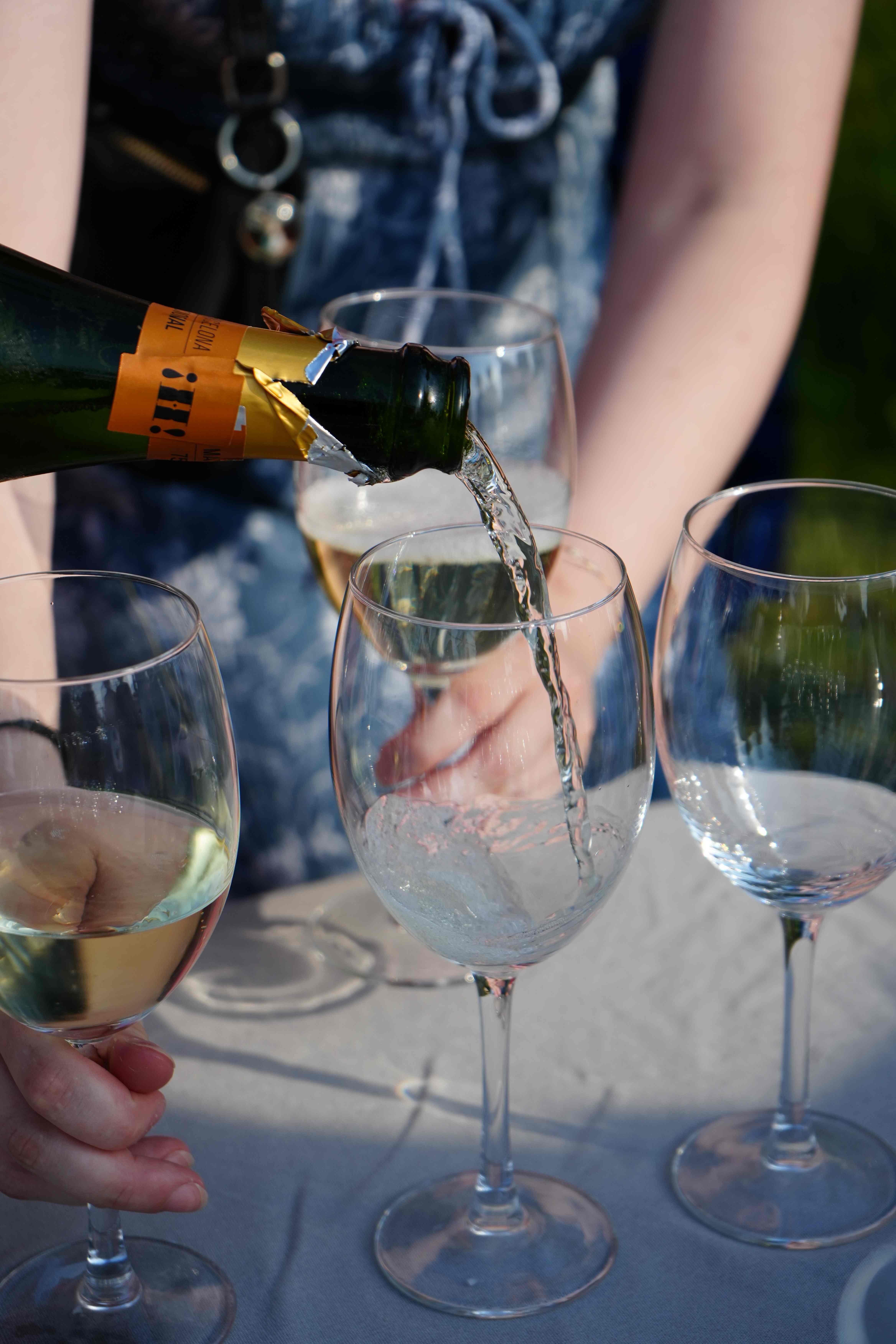 Champagne wordt ingeschonken tijdens een 21 diner