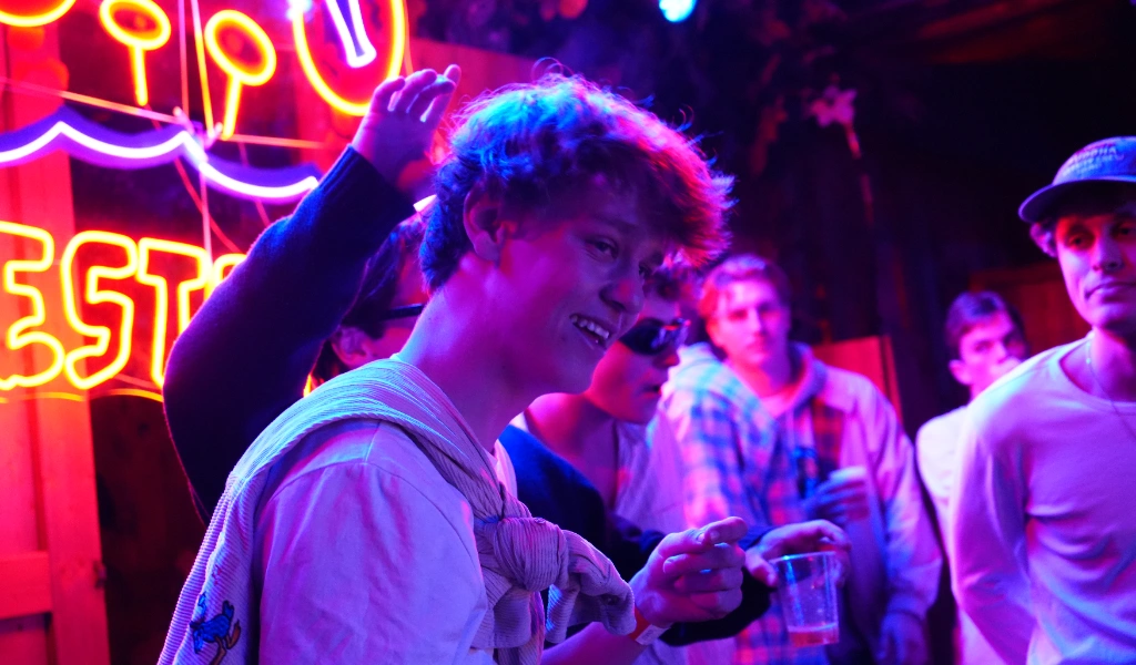 Sfeervolle festivalfoto met warm licht